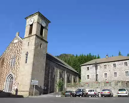 PXL057 L'église de Borée, façade composée de tuf jaune, granite, trachyte et scorie rouge provenant des volcans de la région et l'école accueillant 11 enfants.